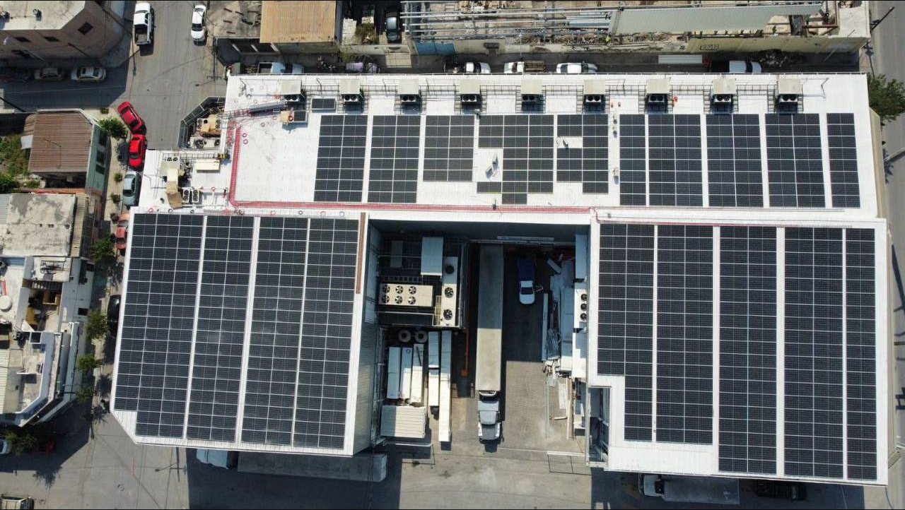 Paneles solares en techo de edificio industrial